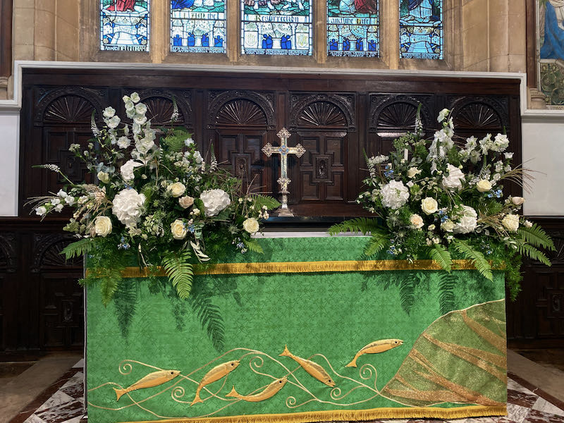 flores brancas para casamento no altar da Bradfield College Church para um casamento em setembro